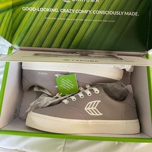 Cariuma Women's NAIOCA Canvas Light Grey Canvas Off-White Logo Sneaker Size 8